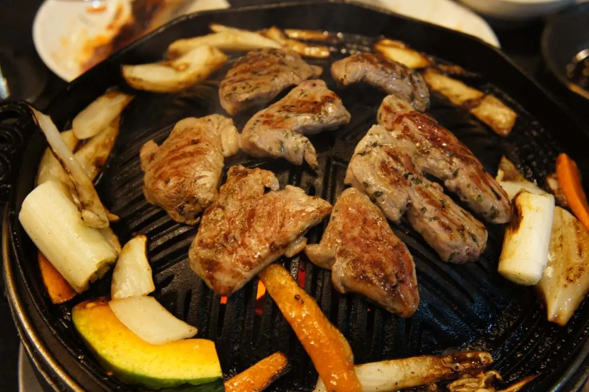 連日本人也好奇的北海道!學生再冷都穿短褲?推薦美食「這燒肉」一定必吃 連日本人也好奇的北海道!學生再冷都穿短褲?推薦美食「這燒肉」一定必吃