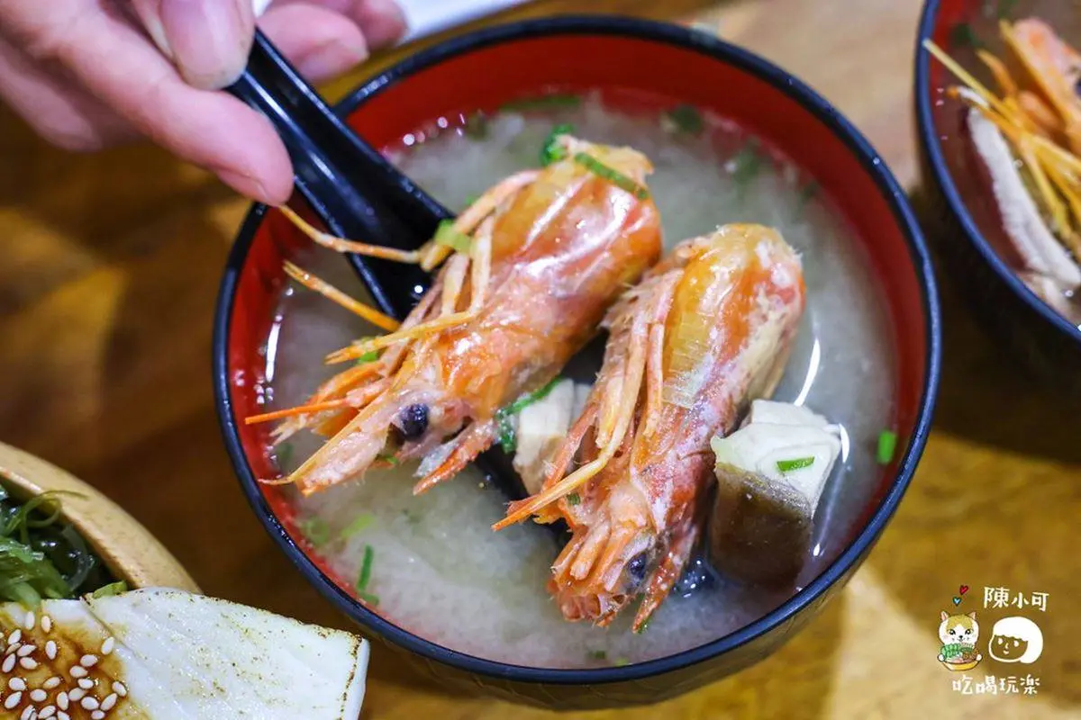 新北高CP值生魚片丼推薦！８種料鋪好鋪滿看不見飯，再喝銅板價蝦頭味噌湯