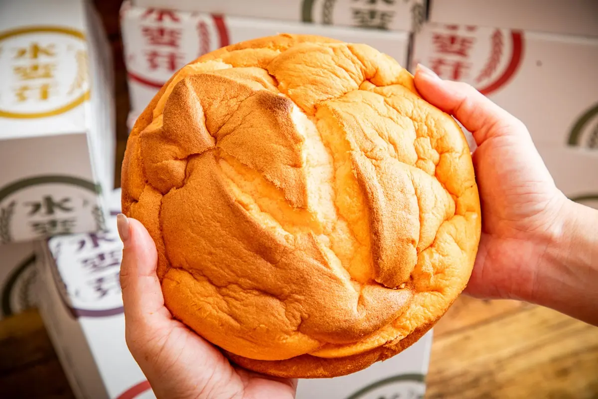 中秋狂賣上萬顆!桃園「現烤蛋黃酥」還沒開門就排爆,古早味手撕蛋糕也必買 中秋狂賣上萬顆!桃園「現烤蛋黃酥」還沒開門就排爆,古早味手撕蛋糕也必買
