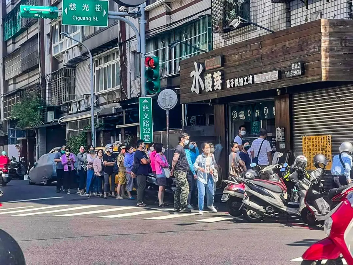 中秋狂賣上萬顆!桃園「現烤蛋黃酥」還沒開門就排爆,古早味手撕蛋糕也必買 中秋狂賣上萬顆!桃園「現烤蛋黃酥」還沒開門就排爆,古早味手撕蛋糕也必買
