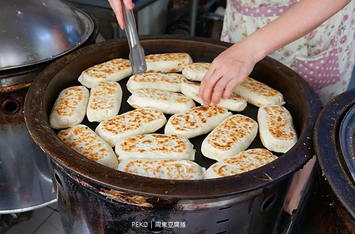 信義區銅板美食尋寶！光復市場周邊５必吃：爆餡芋泥包、排隊滿料豆腐捲