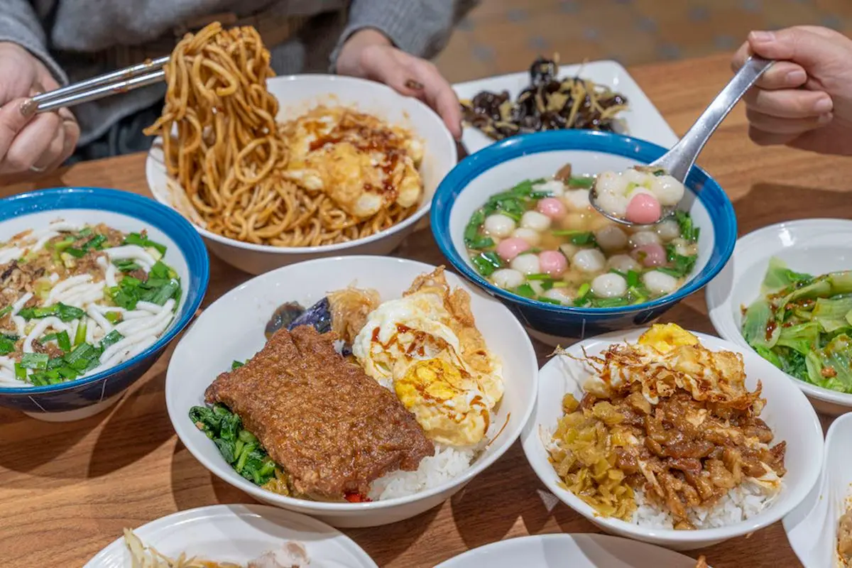 羅東不只逛夜市！在地人都吃這６家：老店米苔目、炸蛋雞魯飯、秒殺胡椒餅