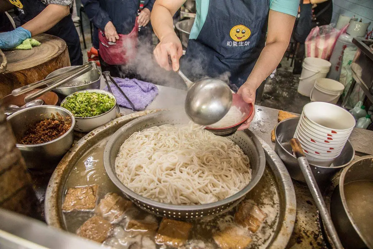 羅東不只逛夜市！在地人都吃這６家：老店米苔目、炸蛋雞魯飯、秒殺胡椒餅