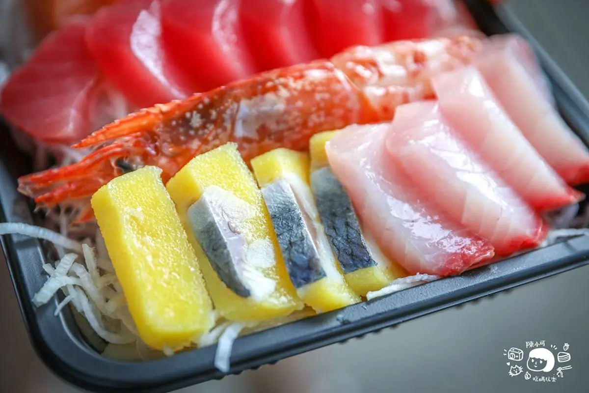 每片只要12元！板橋排隊「高CP值生魚片」藏市場，300元鋪滿滿還附天使紅蝦