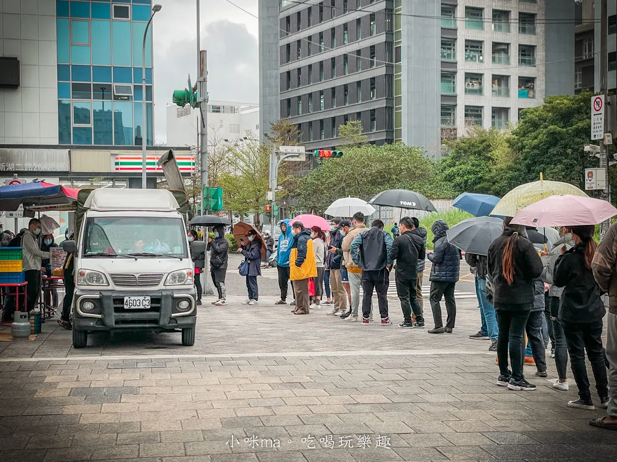 冒雨排隊也甘願!最難買「香腸米腸發財車」想吃靠運氣,銷魂鹹豬肉香Q唰嘴 冒雨排隊也甘願!最難買「香腸米腸發財車」想吃靠運氣,銷魂鹹豬肉香Q唰嘴