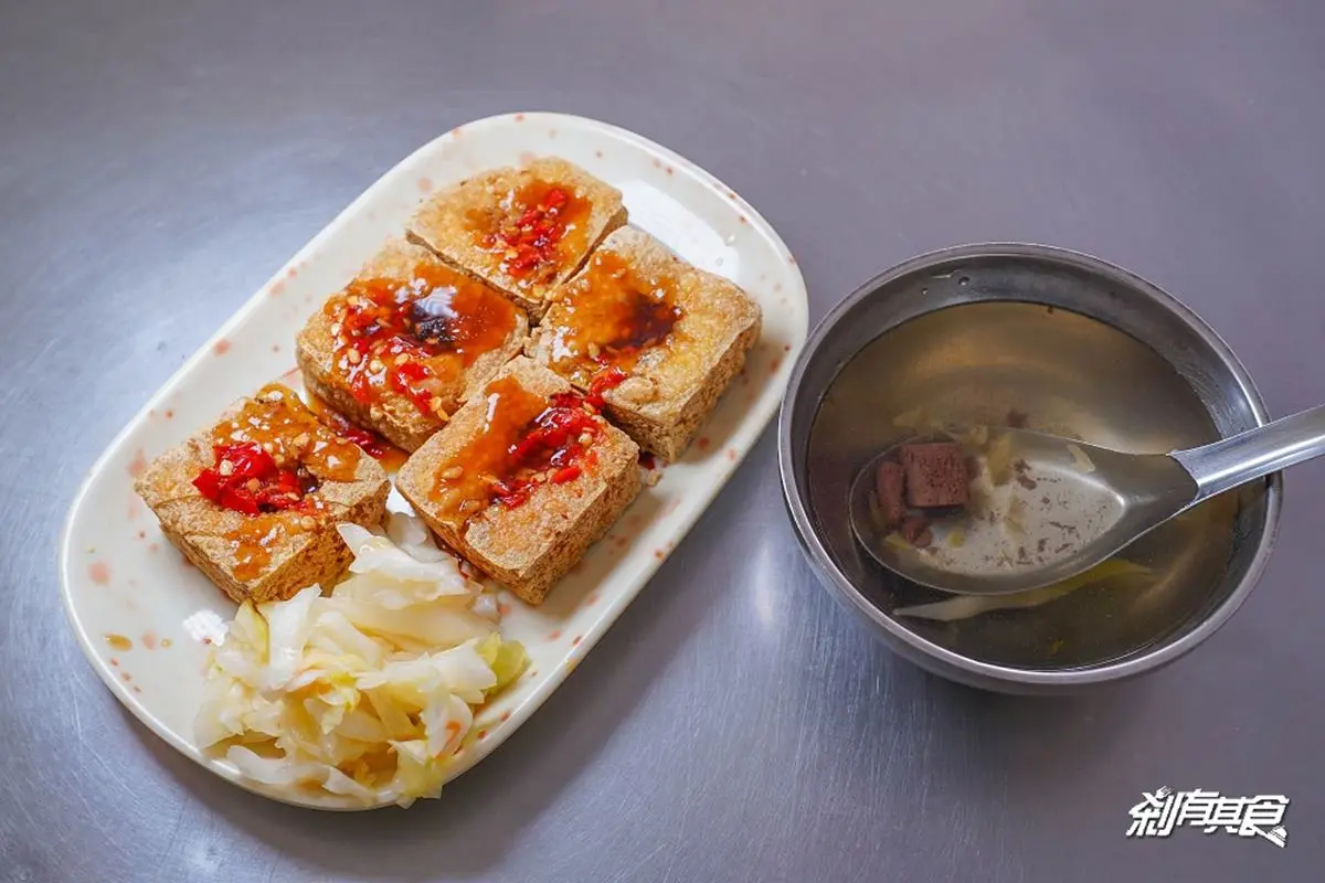 豬血湯免費喝到飽！台中「車站老牌臭豆腐」外脆內嫩，在地人下午茶推這家