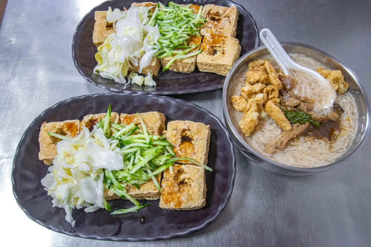 免費紅茶、熱湯無限喝！台中人激推６家臭豆腐：50年老店、爆量泡菜堆成山