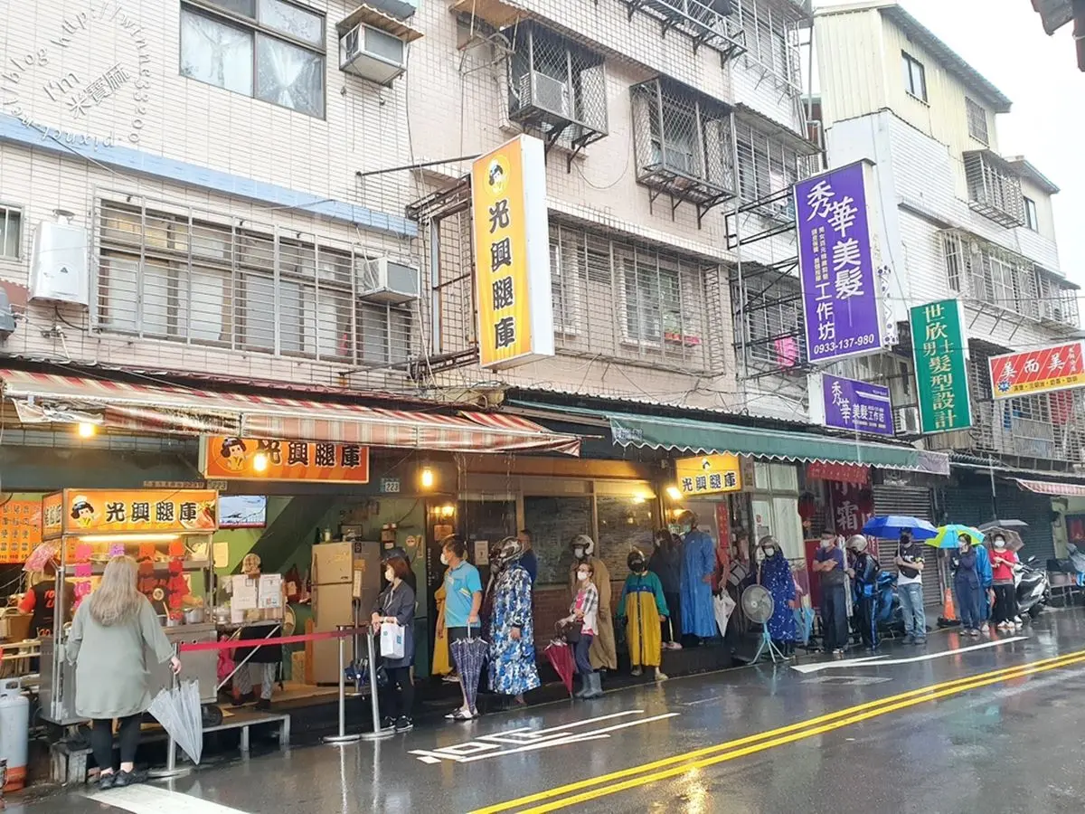 雨天撐傘照樣排爆!超強6家排隊名店:最難買烤香腸餐車、比臉大黑糖饅頭 雨天撐傘照樣排爆!超強6家排隊名店:最難買烤香腸餐車、比臉大黑糖饅頭