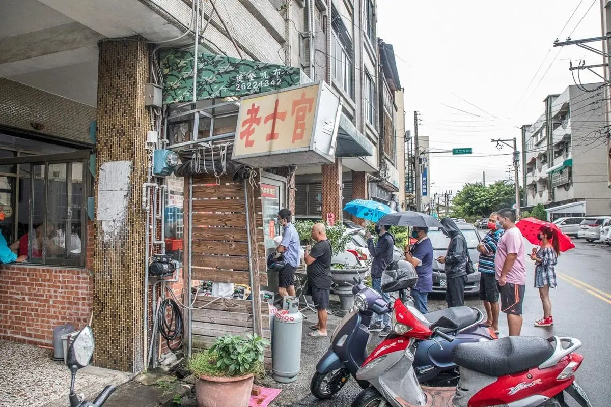 雨天撐傘照樣排爆!超強6家排隊名店:最難買烤香腸餐車、比臉大黑糖饅頭 雨天撐傘照樣排爆!超強6家排隊名店:最難買烤香腸餐車、比臉大黑糖饅頭