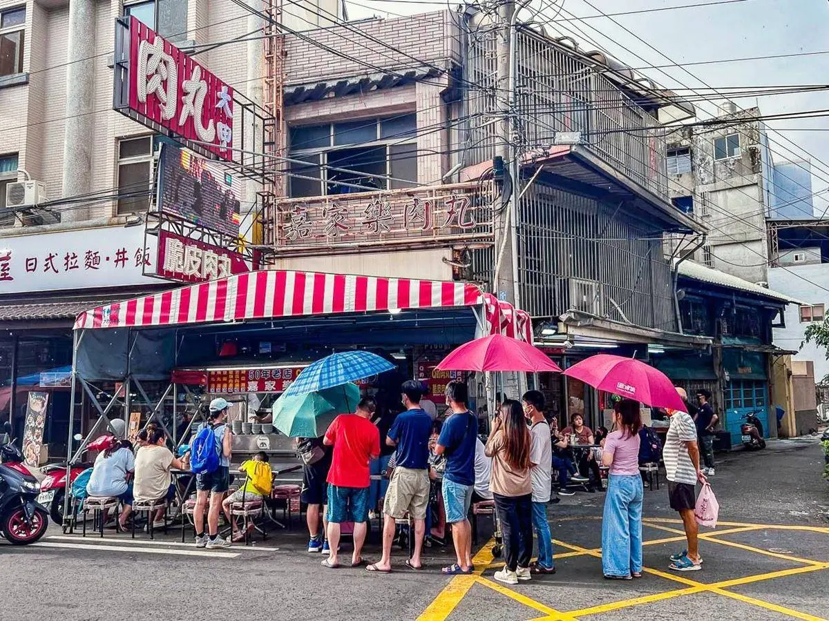 雨天撐傘照樣排爆!超強6家排隊名店:最難買烤香腸餐車、比臉大黑糖饅頭 雨天撐傘照樣排爆!超強6家排隊名店:最難買烤香腸餐車、比臉大黑糖饅頭