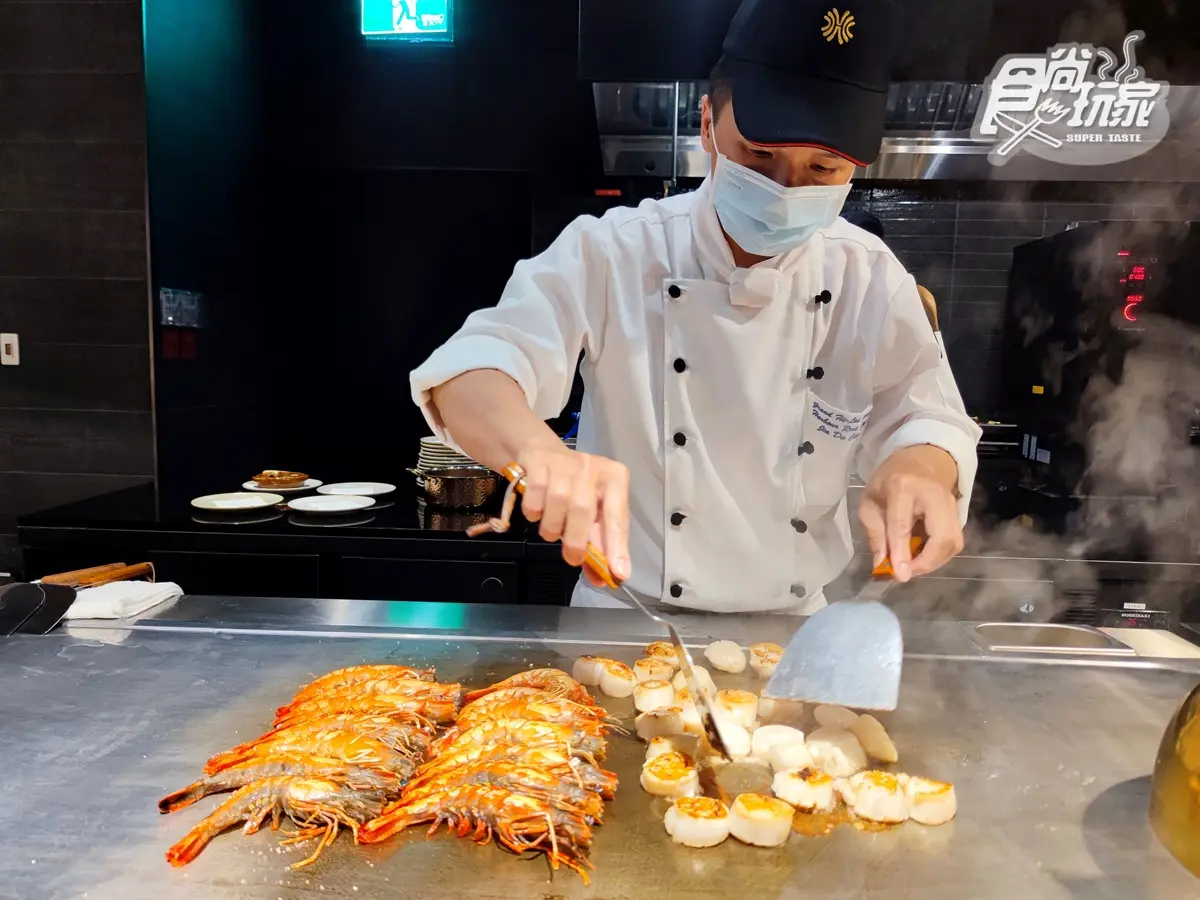 南港展覽館美食「島語自助餐廳」現點現煎大蝦與干貝，超受歡迎。