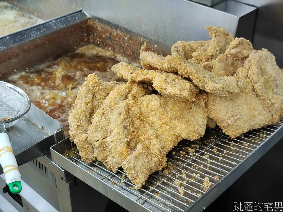 炸物控必收！全台６大必吃雞排：牽絲芋泥瀑布、夜市雞排霸主、超狂雞佛口味