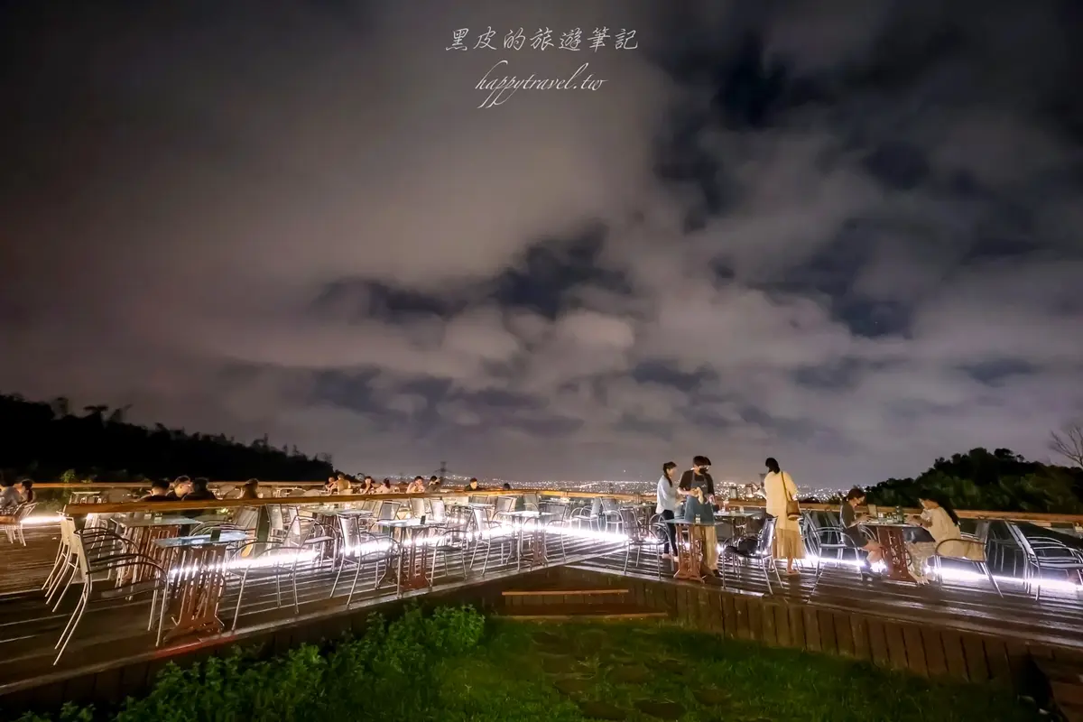秒穿越宮崎駿電影場景!搶拍超Q「龍貓公車站」,觀景台賞「沙鹿最美夜景」 台中夜景餐廳MITAKA 3e CAFE,景觀台寬敞舒適,搭配燈光更顯浪漫。
