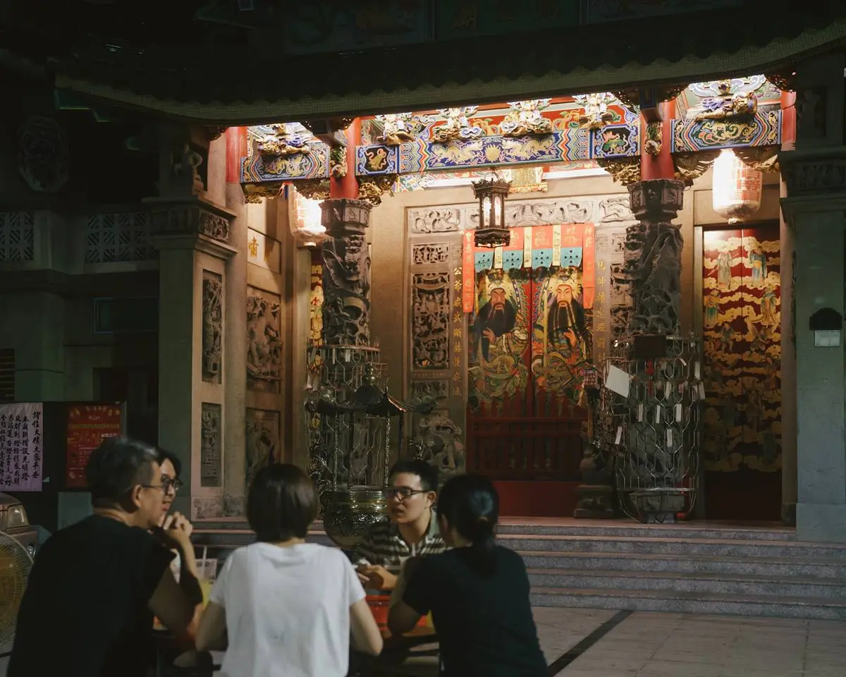 台南超難訂「無菜單燒烤攤」！在地人才知廟口老店，堅持炭火翻烤僅開４小時