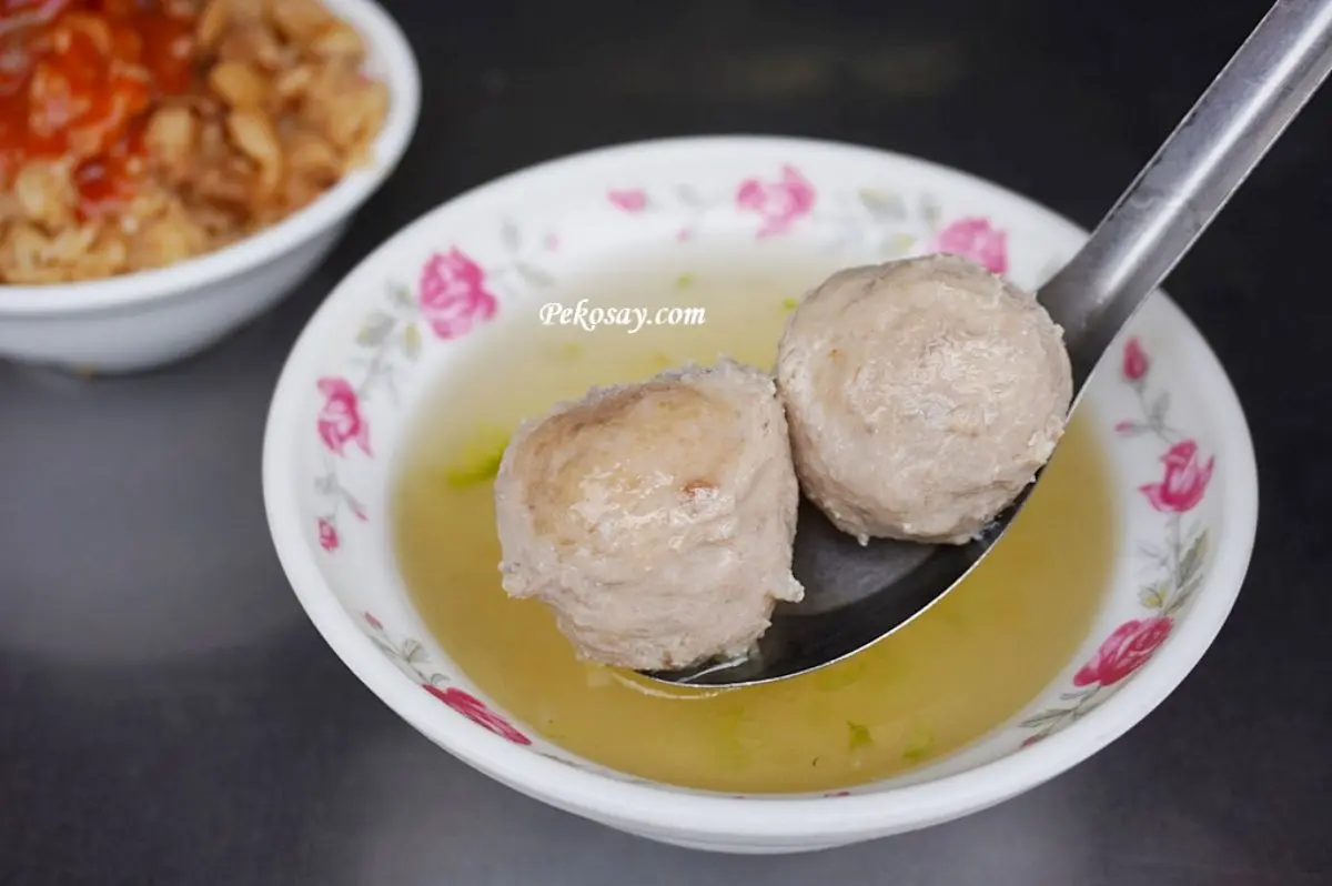小吃店點什麼湯最安全不雷?一票網友選「它」:要難喝不容易 1天狂賣200斤!三重「老字號油飯」飄香逾60年,檜木桶蒸飯粒粒分明香又Q