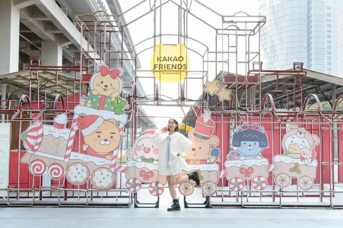 萊恩、春植占領台中車站!「KAKAO聖誕快閃展」打卡點萌翻,滿額送限定周邊 萊恩、春植占領台中車站!「KAKAO聖誕快閃展」打卡點萌翻,滿額送限定周邊