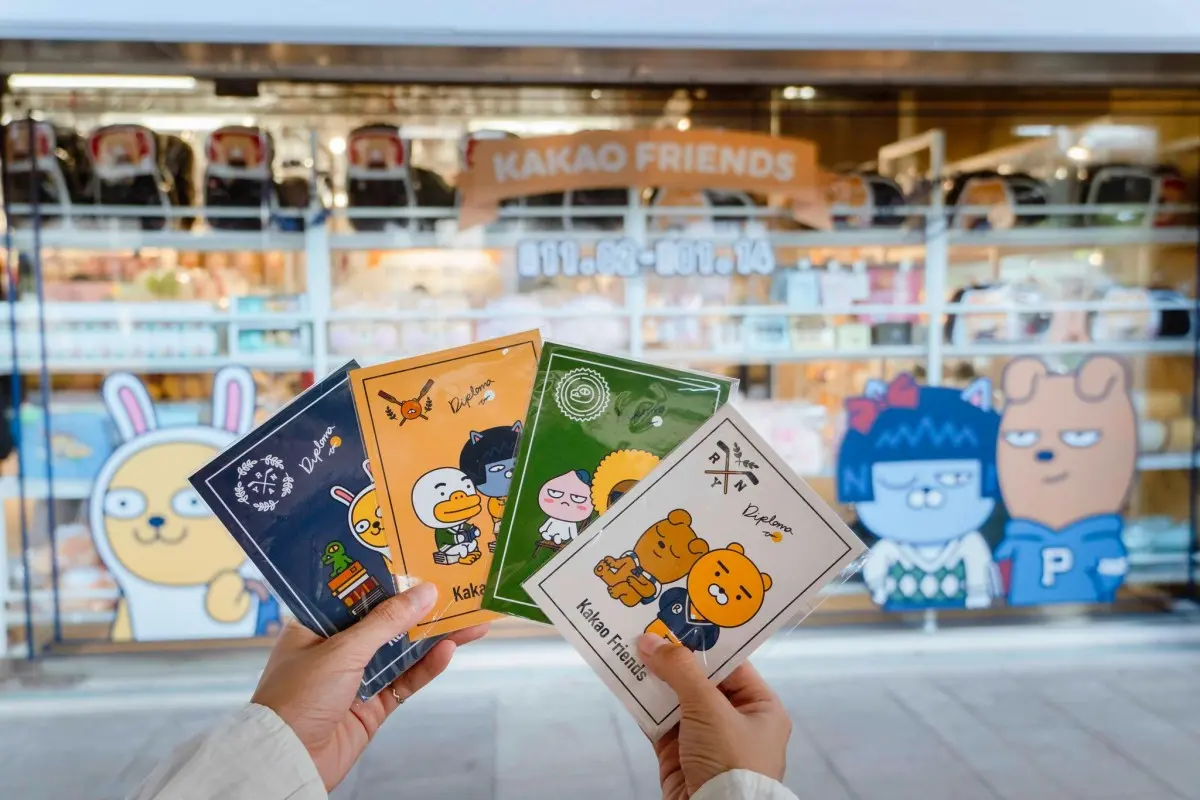 萊恩、春植占領台中車站!「KAKAO聖誕快閃展」打卡點萌翻,滿額送限定周邊 萊恩、春植占領台中車站!「KAKAO聖誕快閃展」打卡點萌翻,滿額送限定周邊