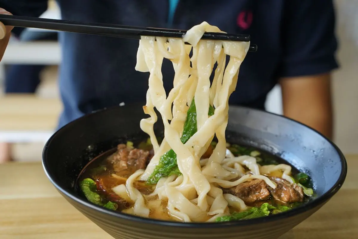 【新開店】牛肉麵吃到飽！90元起加湯加麵不用錢，豆花、飲料無限供應