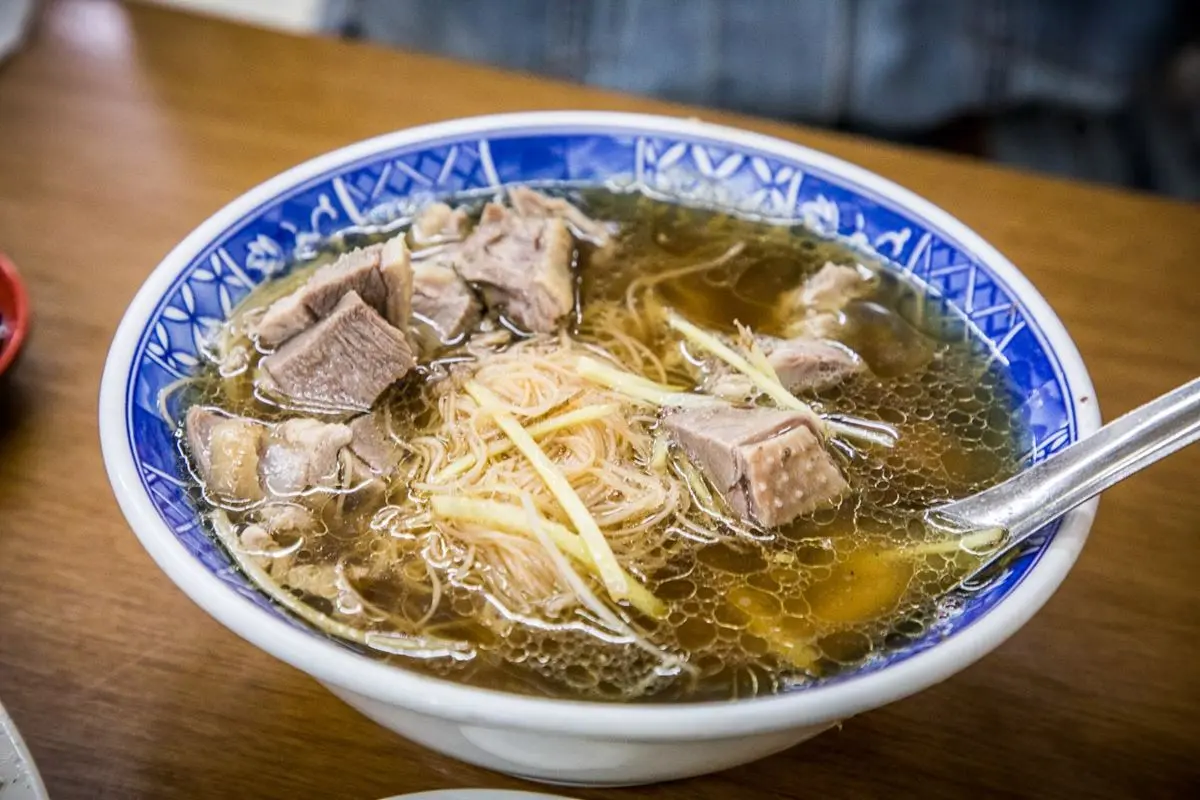 飄香75年老字號！銅板價「當歸鴨麵線」在地人早餐激推，百元鴨肉CP值超高