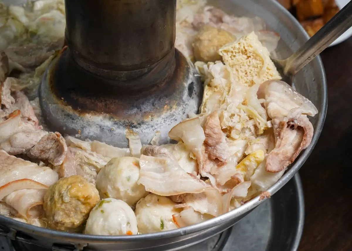 肉肉無限吃到飽！全台５大必吃「酸菜白肉鍋」：60年老字號、免費加鴨血豆腐