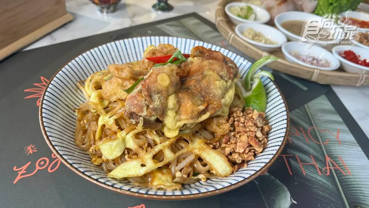 「軟殼蟹炒河粉」使用東港直送的新鮮軟殼蟹製作。