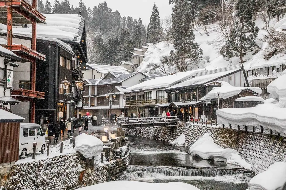 根本《神隱少女》夢幻場景!搶拍超浪漫「雪景溫泉街」,還能爽泡免費足湯 根本《神隱少女》夢幻場景!搶拍超浪漫「雪景溫泉街」,還能爽泡免費足湯