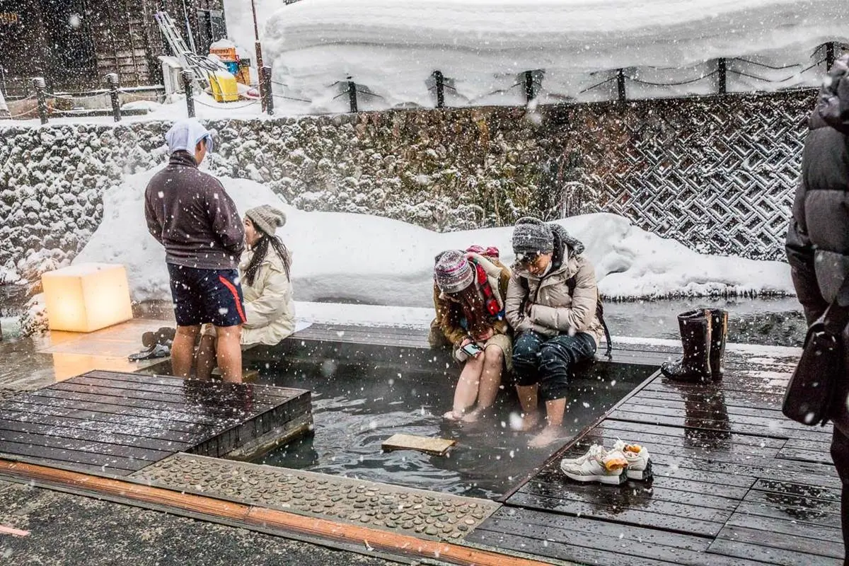 根本《神隱少女》夢幻場景!搶拍超浪漫「雪景溫泉街」,還能爽泡免費足湯 根本《神隱少女》夢幻場景!搶拍超浪漫「雪景溫泉街」,還能爽泡免費足湯
