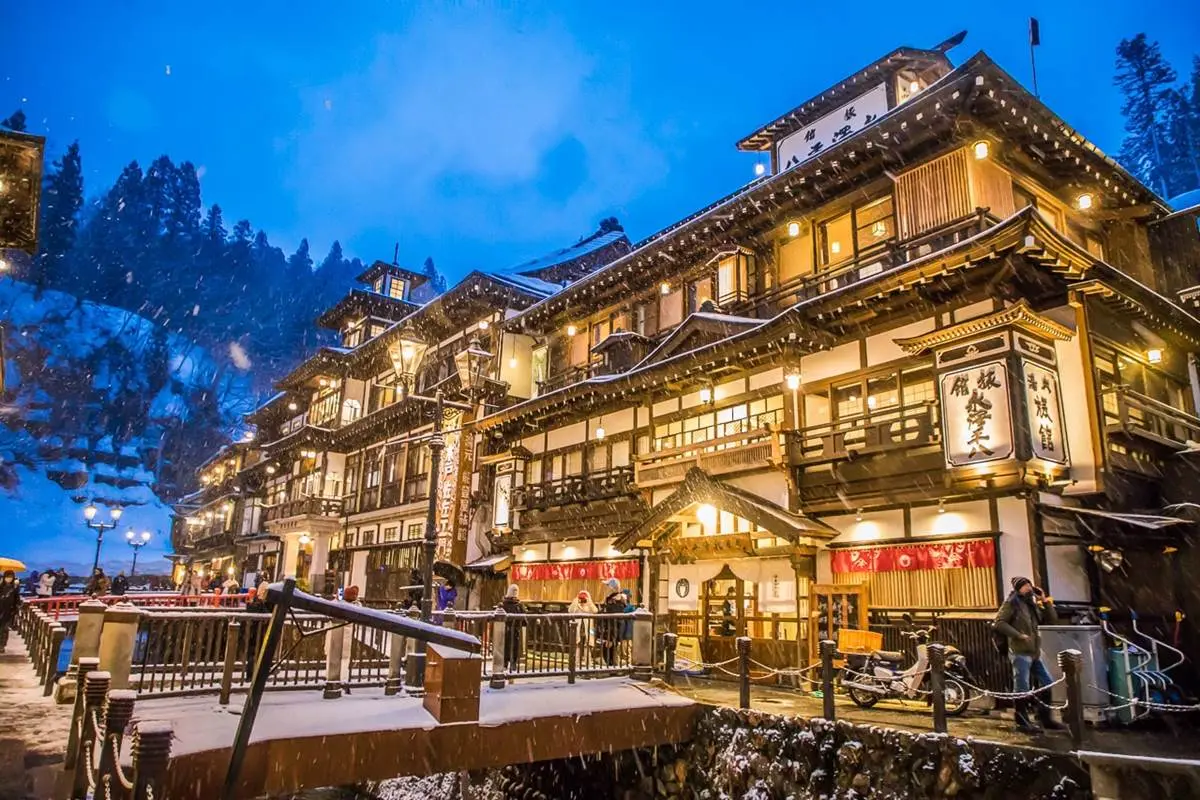 根本《神隱少女》夢幻場景!搶拍超浪漫「雪景溫泉街」,還能爽泡免費足湯 根本《神隱少女》夢幻場景!搶拍超浪漫「雪景溫泉街」,還能爽泡免費足湯