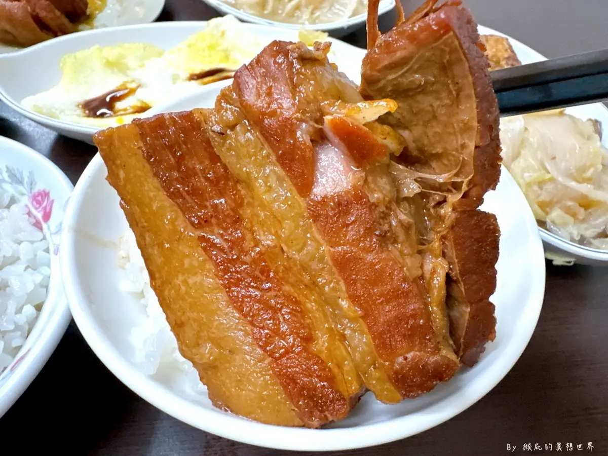 24小時都能吃！台中「銷魂三層爌肉飯」夜貓超愛，免費加爆酸菜、辣椒