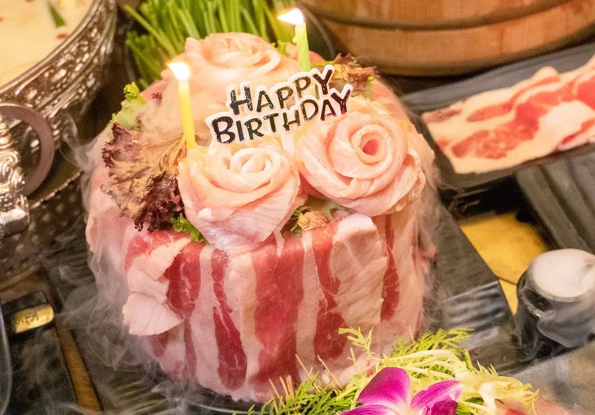 射手、摩羯座搶吃！問鼎麻辣鍋免費送「生日肉蛋糕」，加碼４人行贈黑毛和牛