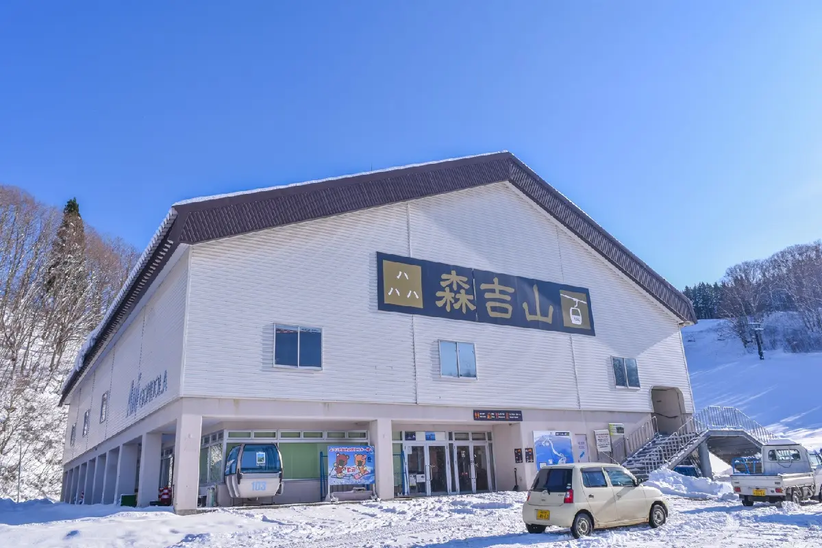 最美雪國列車！日本秋田必玩鐵道旅行，還可樹冰中滑雪、訪400年小京都