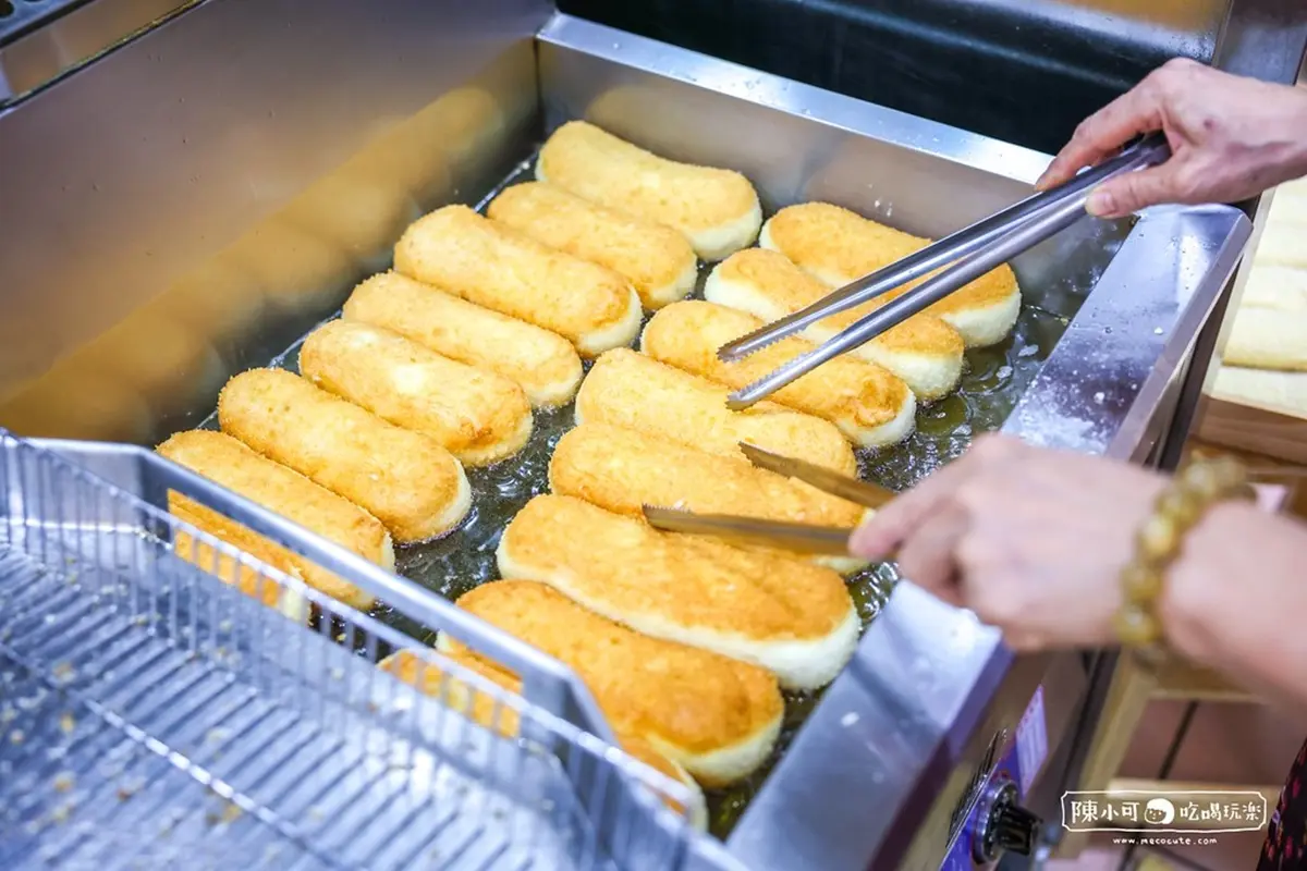 50元爽爽吃！市場旁「爆餡營養三明治」塞滿芋泥太欠吃，酸菜尬滷蛋鹹香唰嘴