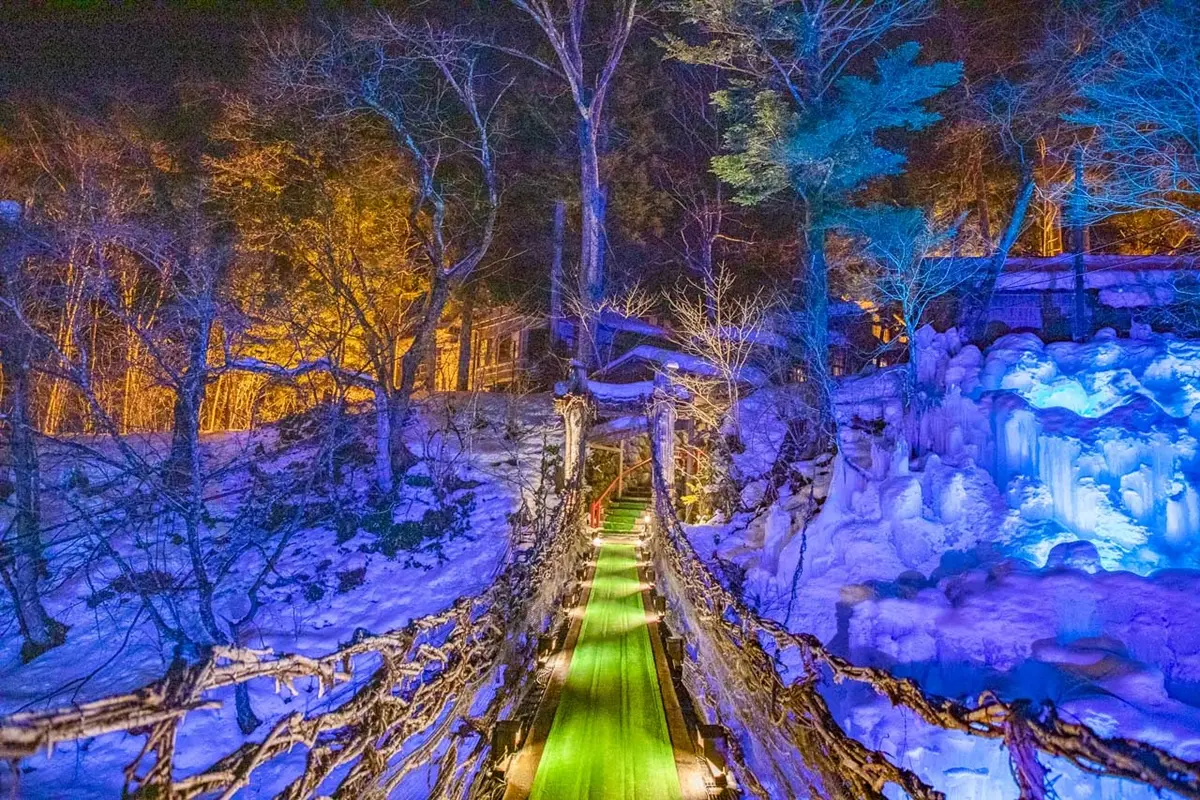 置身神祕銀白世界!350年「史詩級溫泉祕境」藏這,夜晚點燈賞雪景超夢幻 置身神祕銀白世界!350年「史詩級溫泉祕境」藏這,夜晚點燈賞雪景超夢幻
