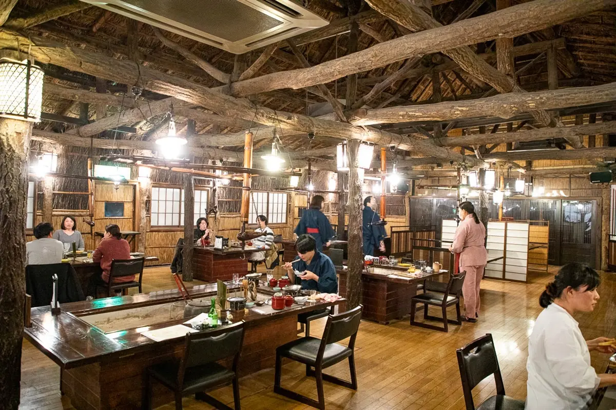 置身神祕銀白世界!350年「史詩級溫泉祕境」藏這,夜晚點燈賞雪景超夢幻 置身神祕銀白世界!350年「史詩級溫泉祕境」藏這,夜晚點燈賞雪景超夢幻