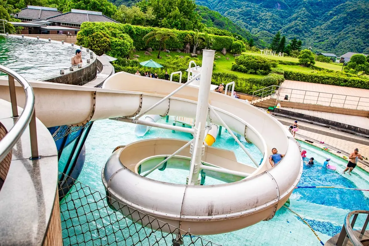 北部最大2000坪溫泉樂園!陽明山「最美溫泉飯店」,爽玩滑水道、泡白磺湯 北部最大2000坪溫泉樂園!陽明山「最美溫泉飯店」,爽玩滑水道、泡白磺湯