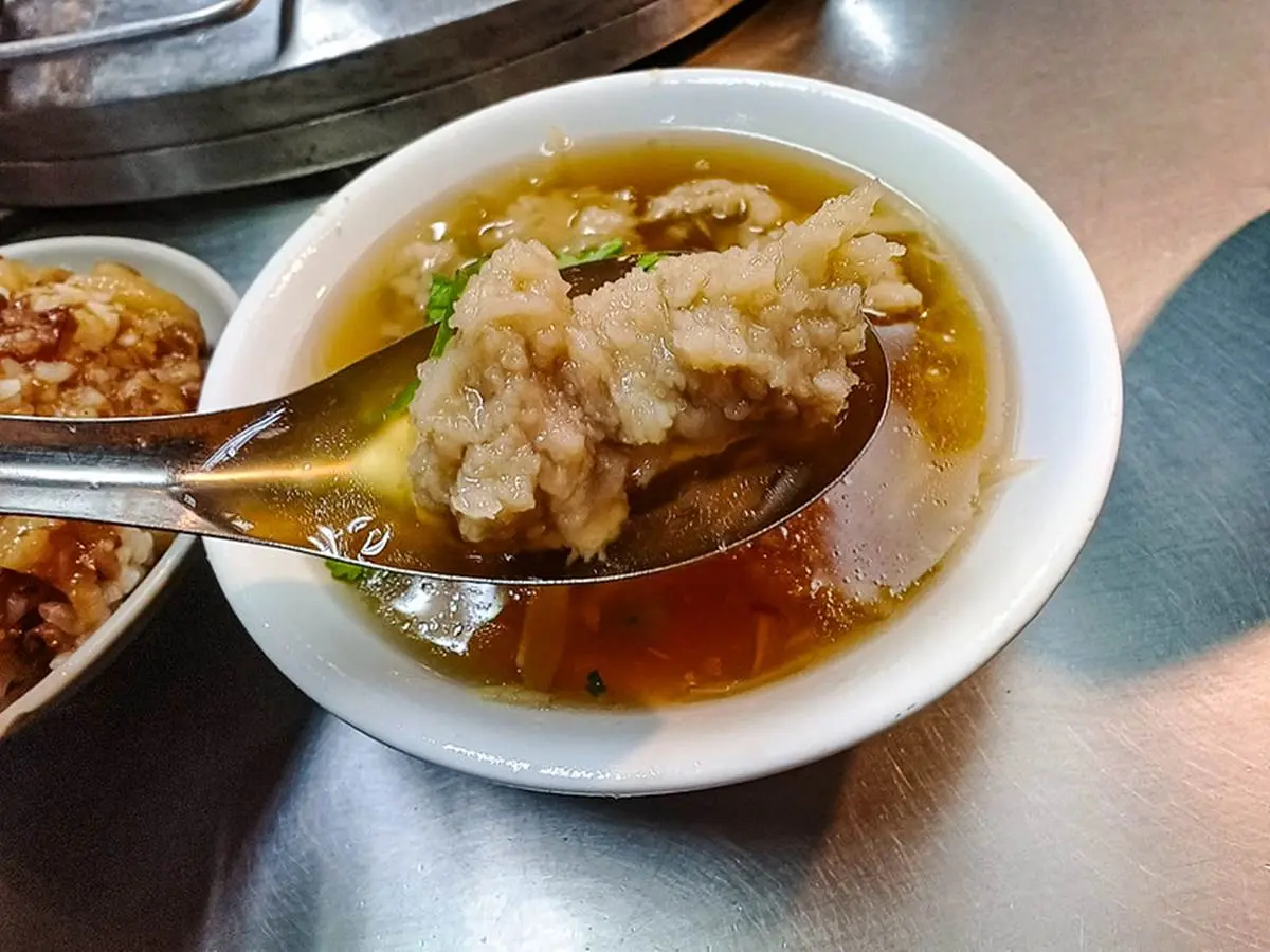 基隆廟口內行都吃這攤！「超低調滷肉飯」25元便宜開吃，激推必加胡椒更升級