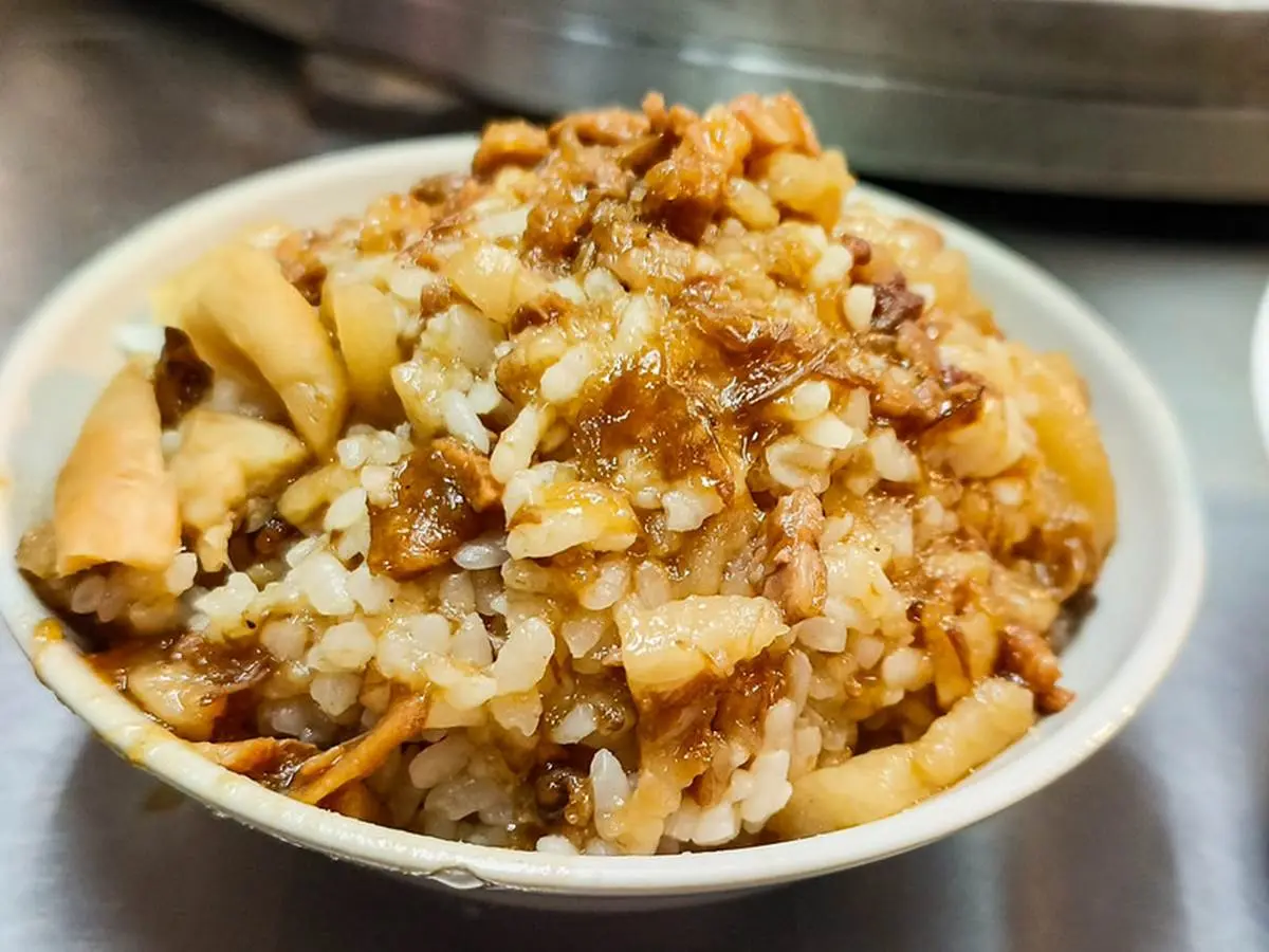 基隆廟口內行都吃這攤！「超低調滷肉飯」25元便宜開吃，激推必加胡椒更升級