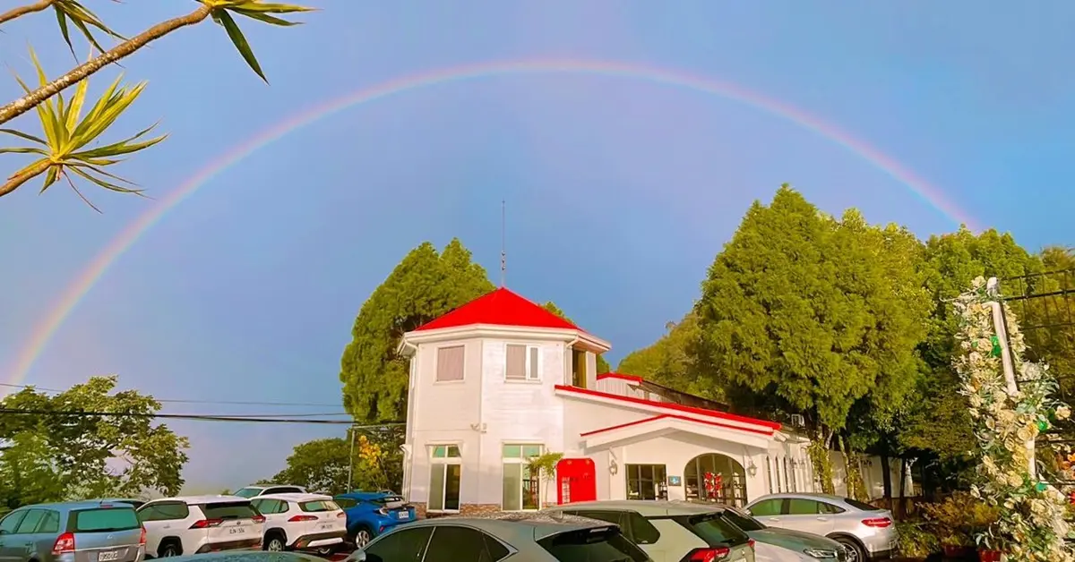 雲瀑陪你吃早餐!阿里山老茶廠變身歐風民宿,躺床就能看雲海日出 雲瀑陪你吃早餐!阿里山老茶廠變身歐風民宿,躺床就能看雲海日出