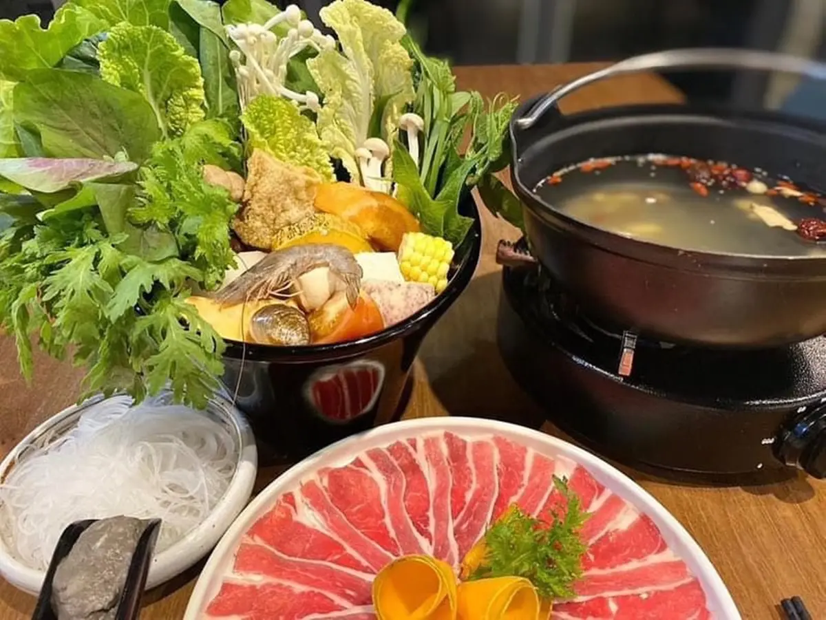 雲瀑陪你吃早餐！阿里山老茶廠變身歐風民宿，躺床就能看雲海日出