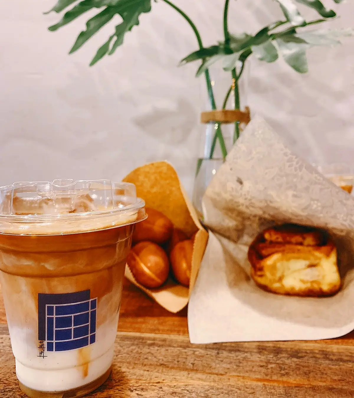 南港展覽館美食推薦12家!南港LaLaport順遊吃,巨無霸水餃小吃、薑母鴨火鍋元祖 南港展覽館美食【寵物友善咖啡廳】苒冉小食光提供多款咖啡、甜食。
