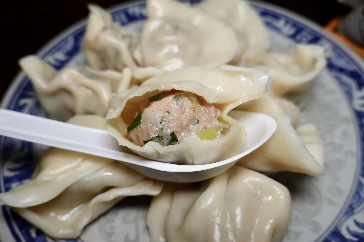 南港展覽館美食推薦12家!南港LaLaport順遊吃,巨無霸水餃小吃、薑母鴨火鍋元祖 南港展覽館美食「北大荒水餃店」有傳說級的巨無霸水餃。