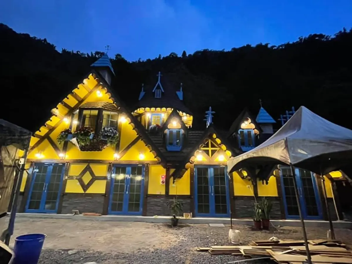 滿江紅觀賞季快衝!南投武界「城堡民宿」日出雲瀑配花海,一路美到4月 滿江紅觀賞季快衝!南投武界「城堡民宿」日出雲瀑配花海,一路美到4月