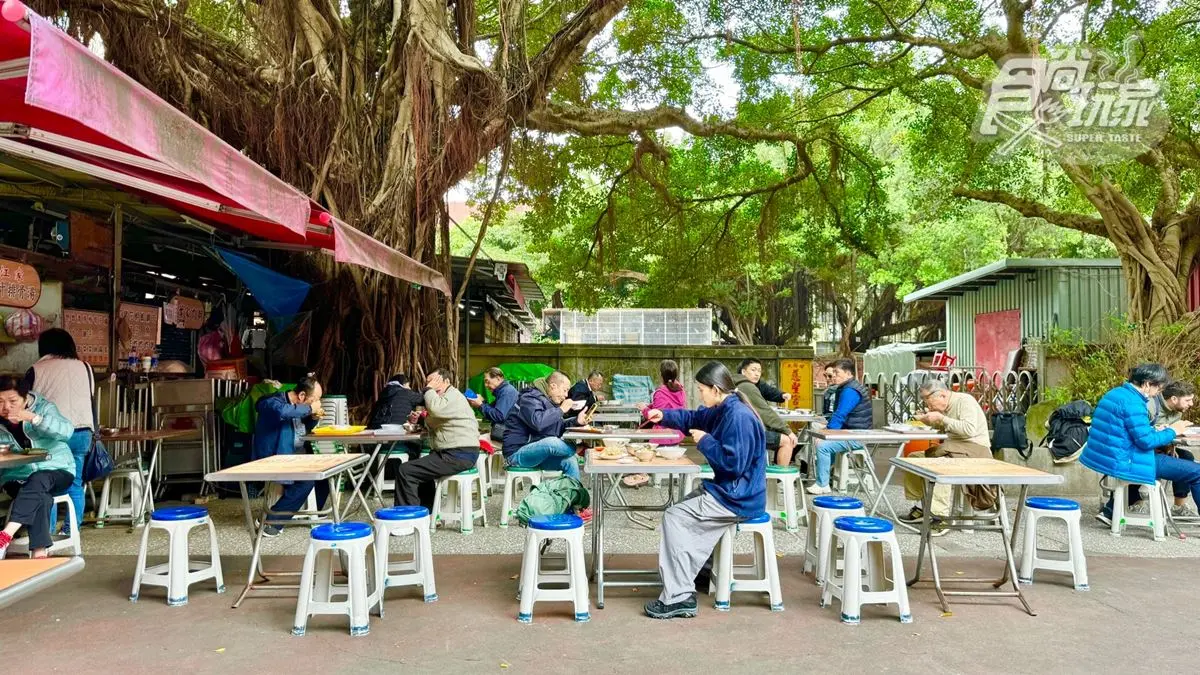 廟口榕樹下開吃！大稻埕慈聖宮５攤老店美食：台北３大鹹粥、銷魂白煮豬腳