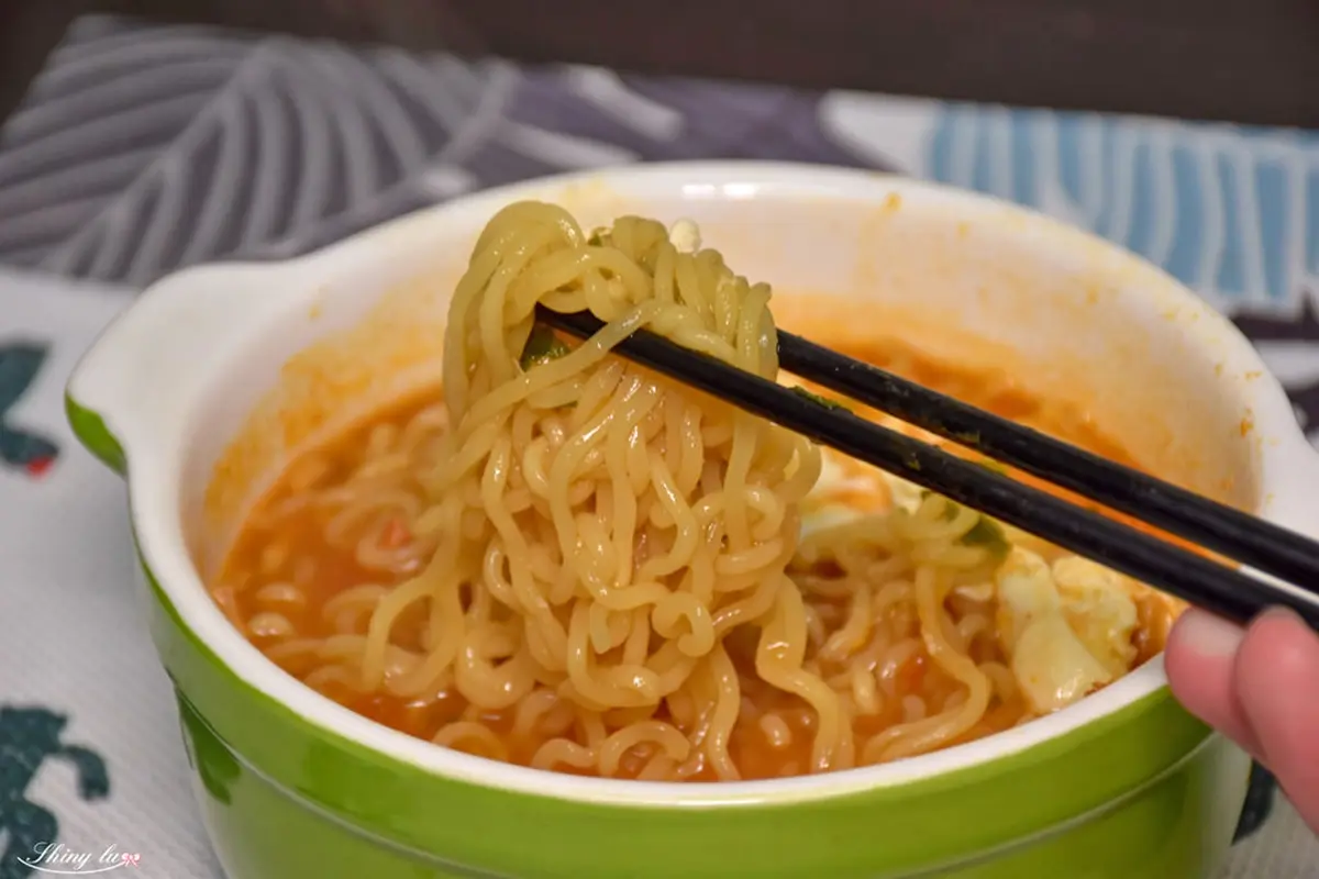 颱風天泡麵準備了沒？６款PTT高人氣韓國泡麵：韓綜推薦部隊鍋麵、激辣火雞麵