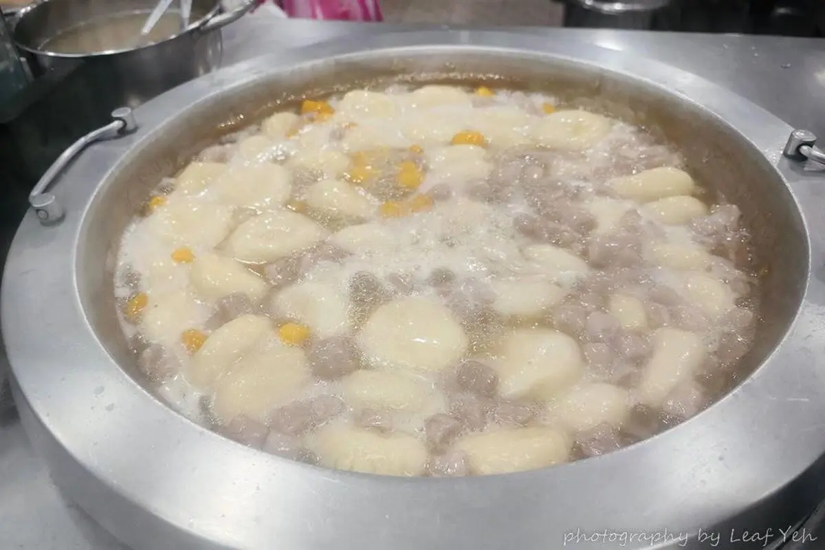 老台北人最愛!70年「古早味米糕粥」飄香華西街,燒麻糬沾爆花生粉太欠吃 老台北人最愛!70年「古早味米糕粥」飄香華西街,燒麻糬沾爆花生粉太欠吃