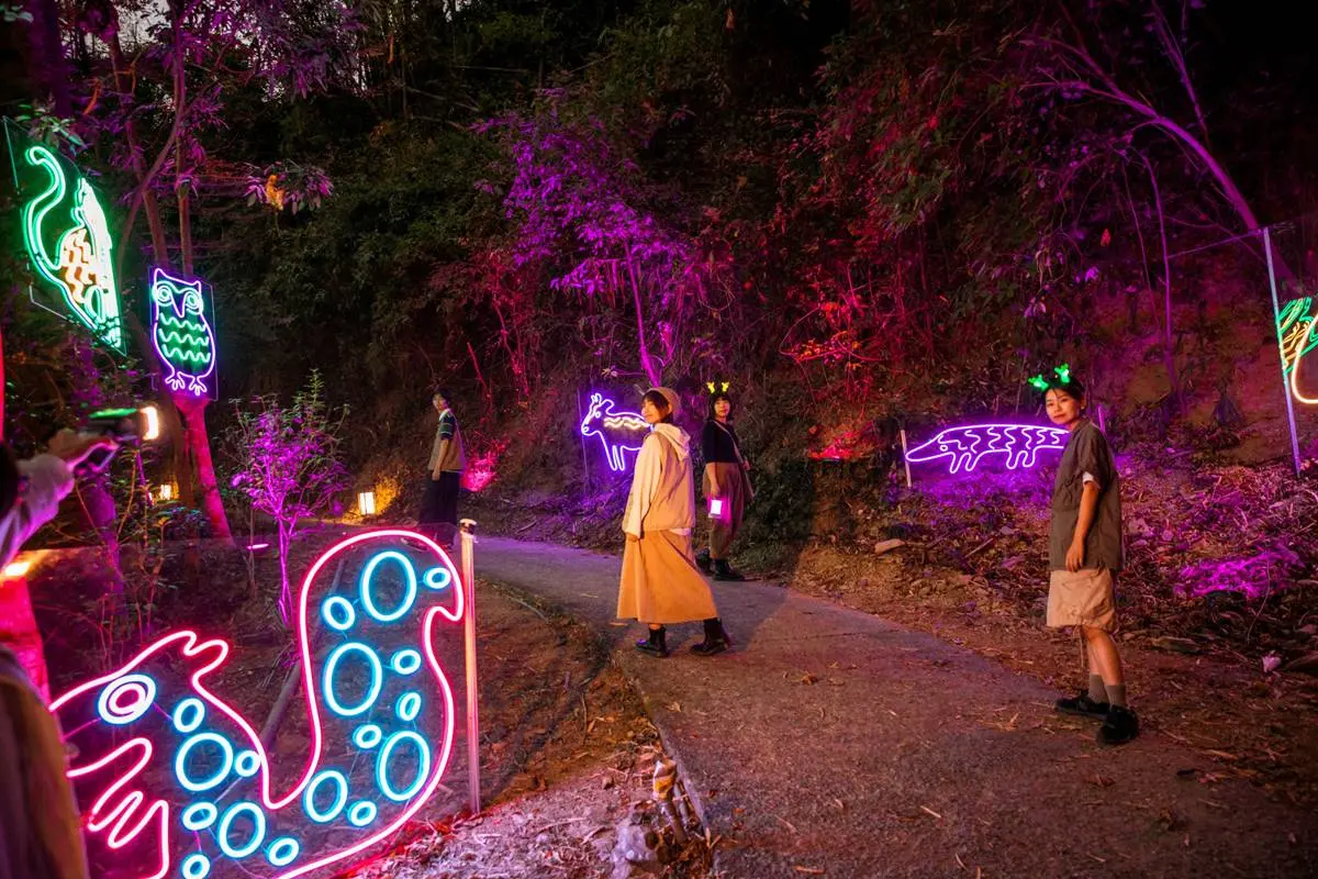 夜遊南台灣最美「瀑布光影展」!4大展區搶拍可愛幻獸、彩虹瀑布、大型水芋 夜遊南台灣最美「瀑布光影展」!4大展區搶拍可愛幻獸、彩虹瀑布、大型水芋