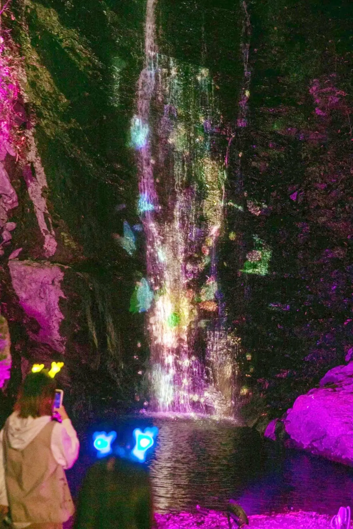 夜遊南台灣最美「瀑布光影展」!4大展區搶拍可愛幻獸、彩虹瀑布、大型水芋 夜遊南台灣最美「瀑布光影展」!4大展區搶拍可愛幻獸、彩虹瀑布、大型水芋