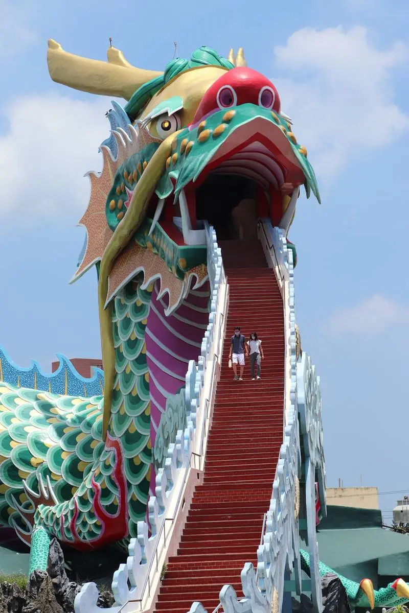 打卡「台式美學」！７款「台味滿滿」景點：福德宮走錯棚恐龍、宜蘭最蝦雕像
