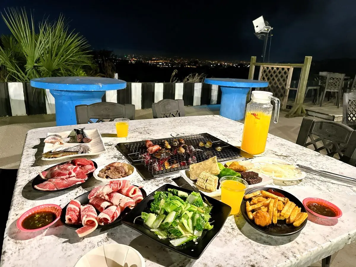 台中隱藏版「燒肉吃到飽」!爽泡足湯、看夜景CP值超高,熟食炸物無限續盤 台中夜景餐廳「望高莊園」,這裡可以泡足湯、賞夜景,還可以燒烤吃到飽。