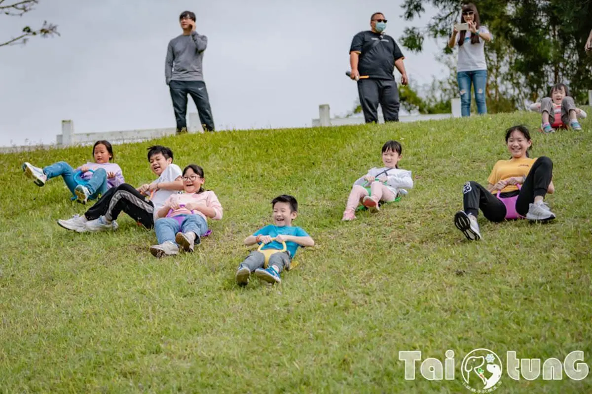 ６歲以下免費入園！台東「初鹿牧場」５玩法：餵牛牛、免費玩滑草、吃牛奶冰